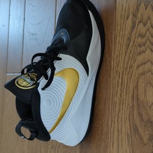 Nike Boys Team Hustle Size 5.5